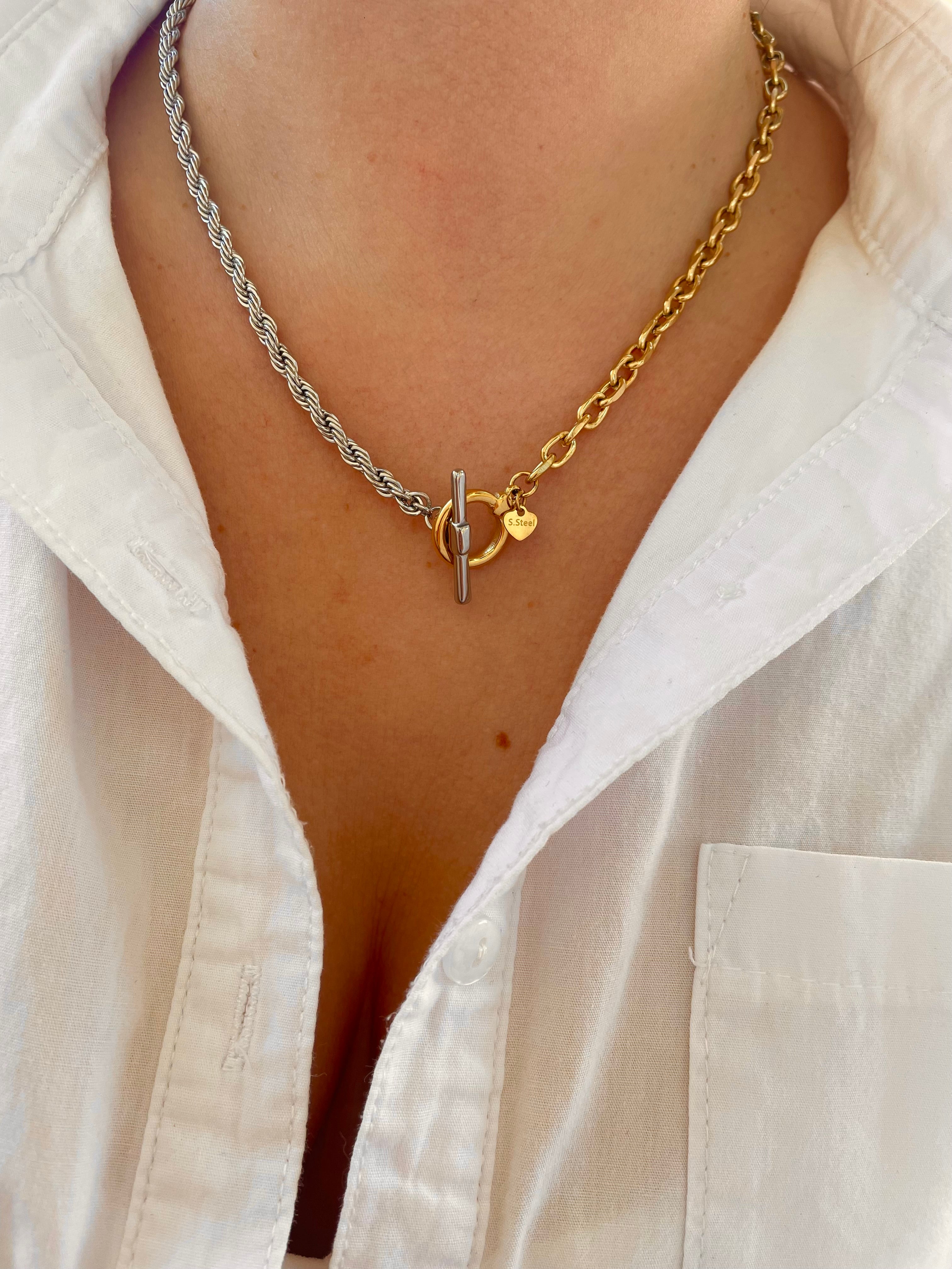 Colar bicolor com fecho T