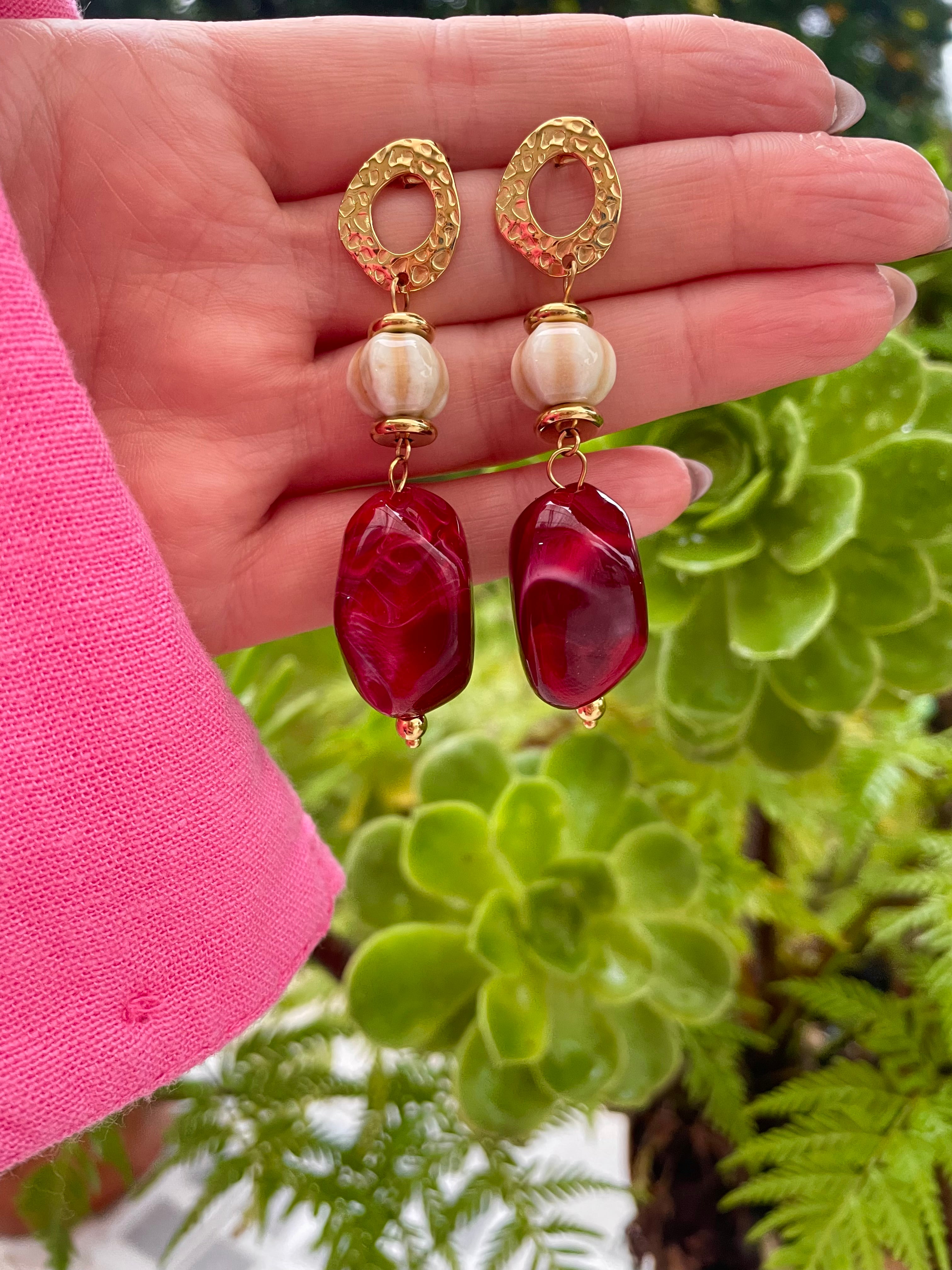 Brinco com pedra bordô