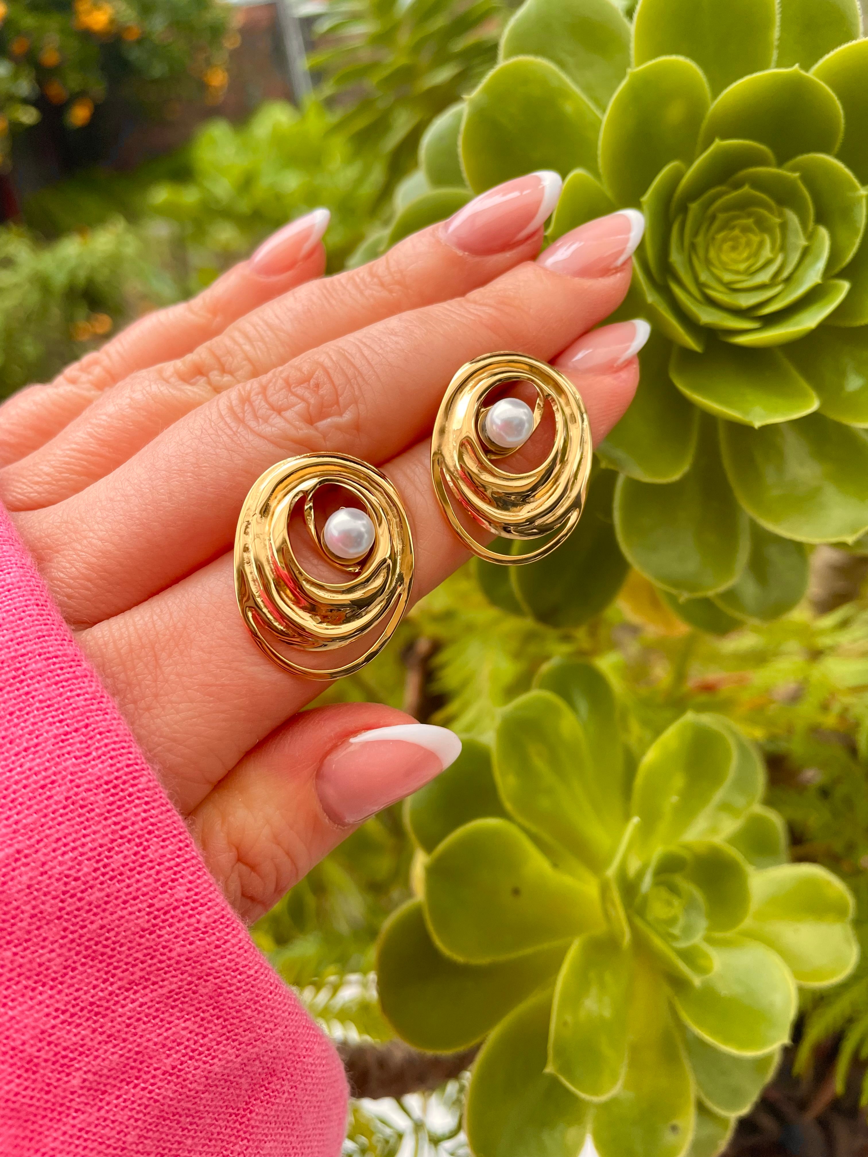 Brinco oval com pérolas