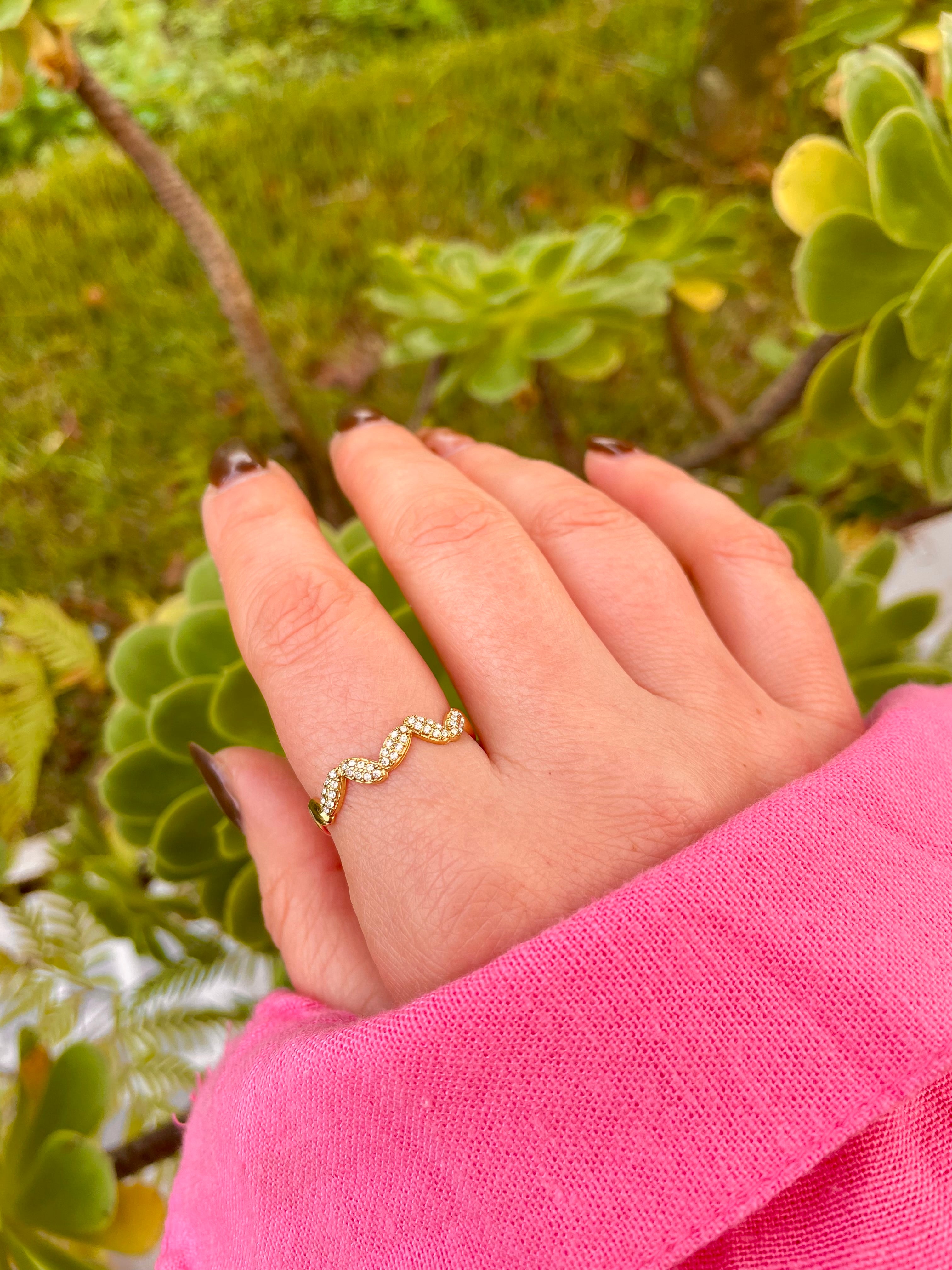 Anel simples dourado com brilhos