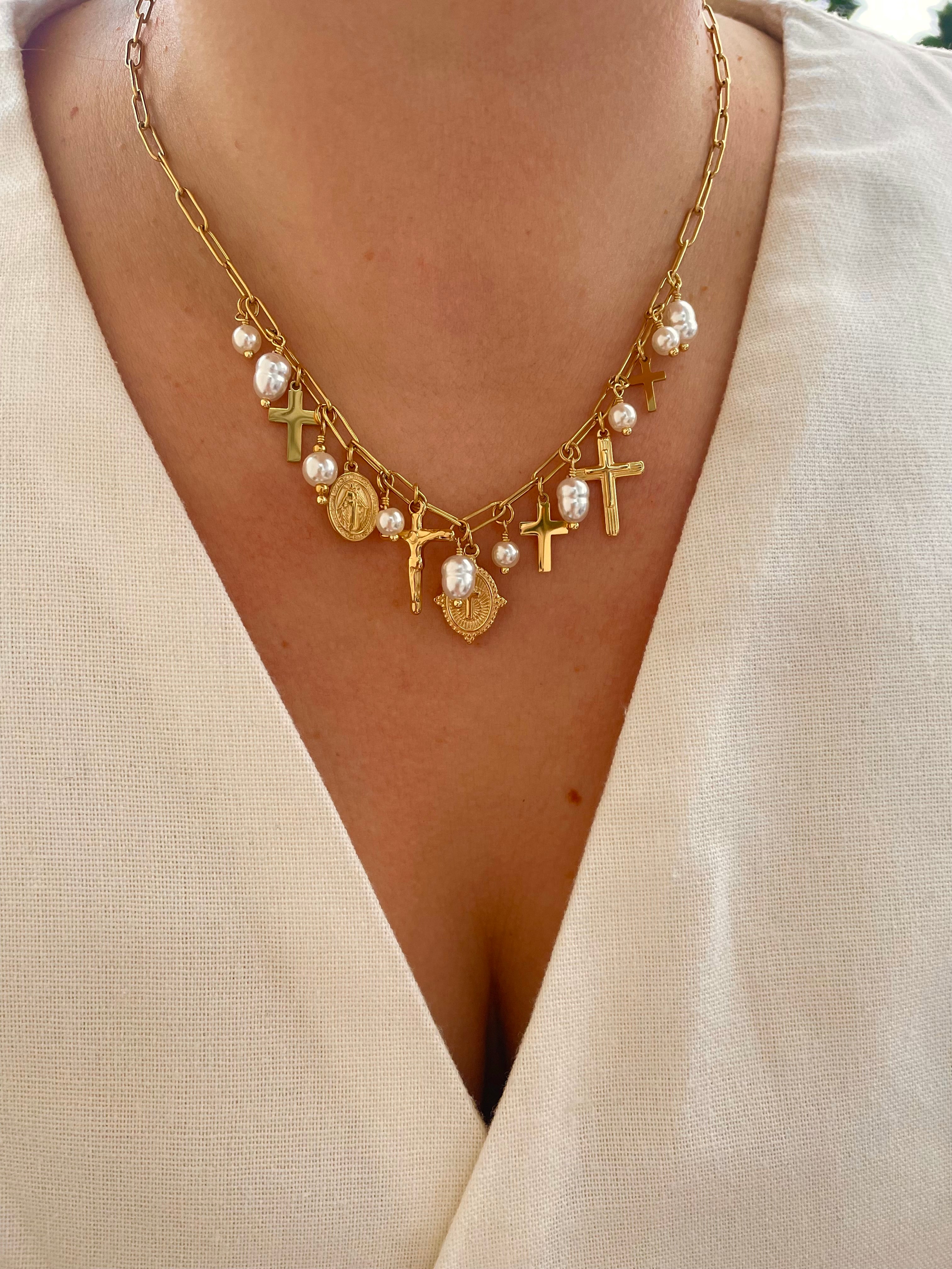 Colar com cruzes e pérolas