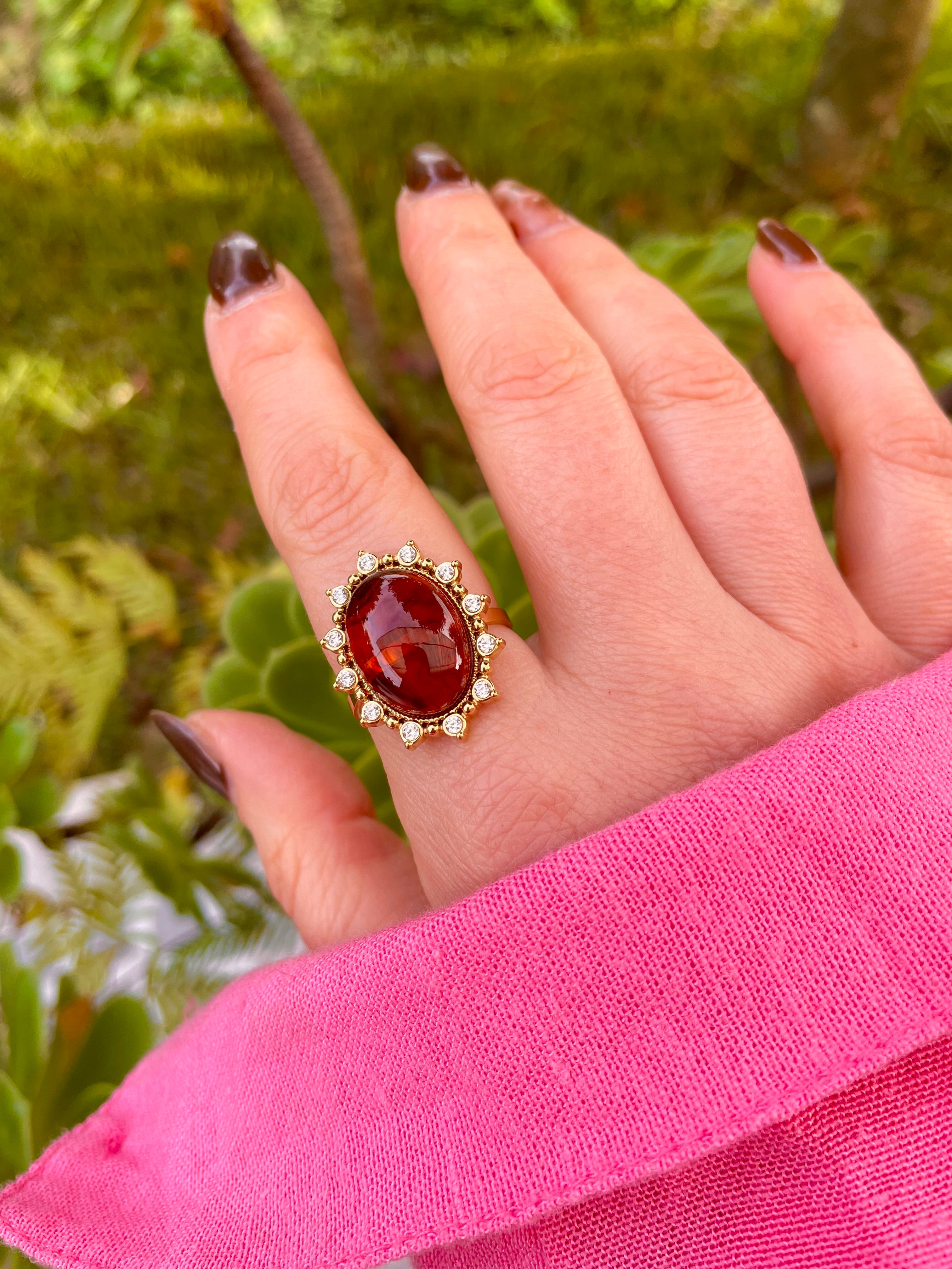 Anel com pedra castanha e brilhos