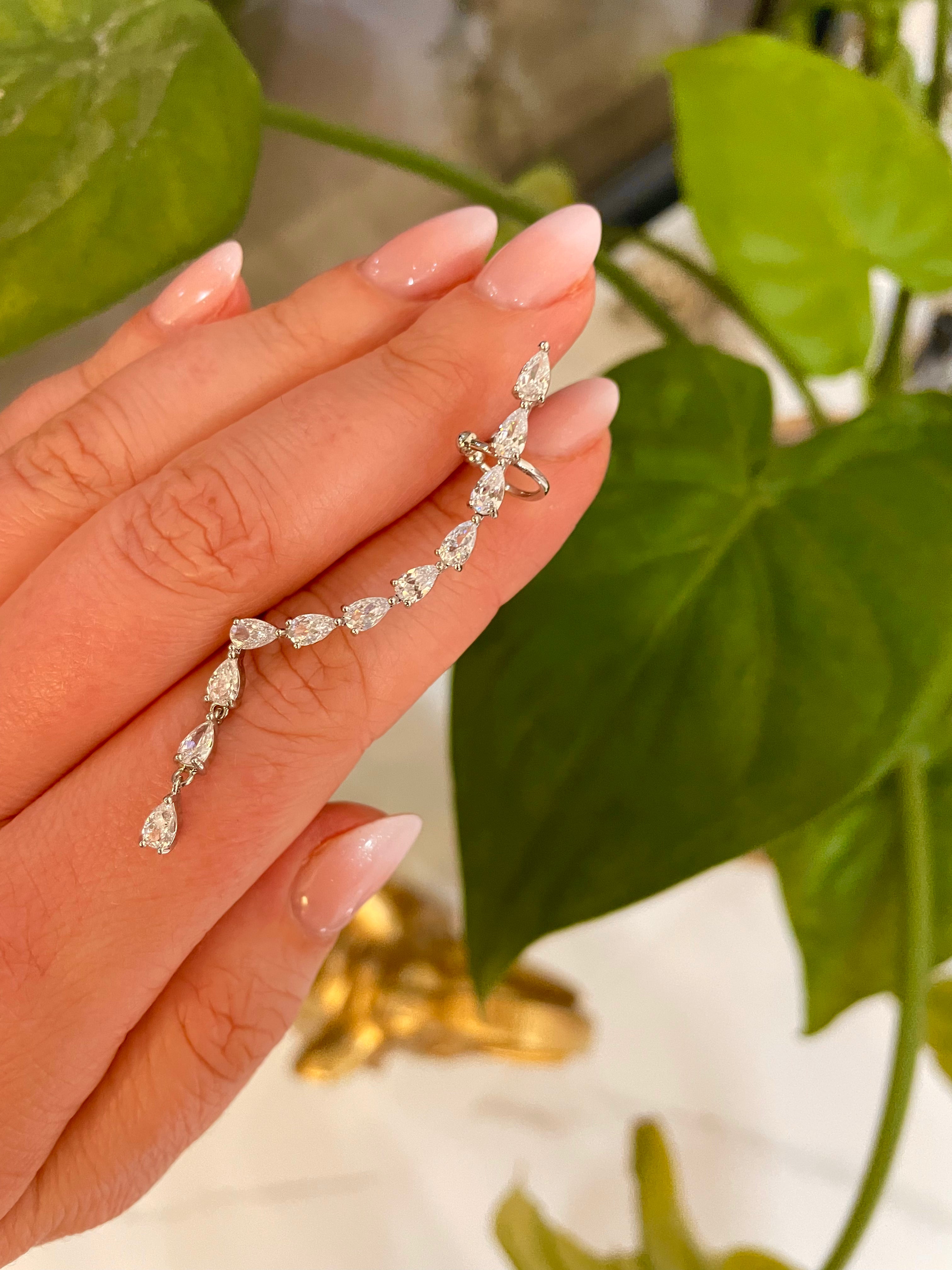 Earcuff com brilho em formato de gota