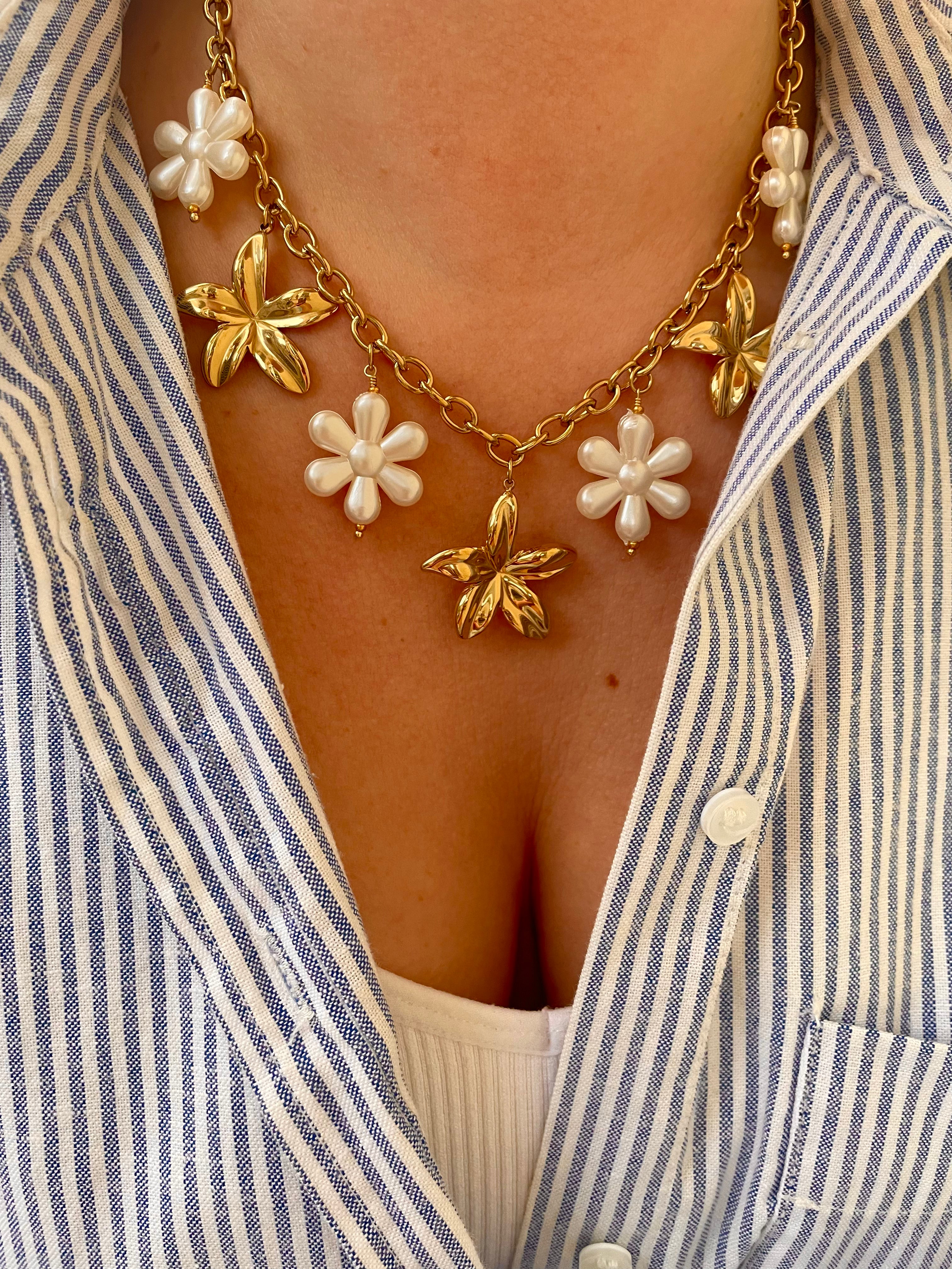Colar com flores douradas e pérola