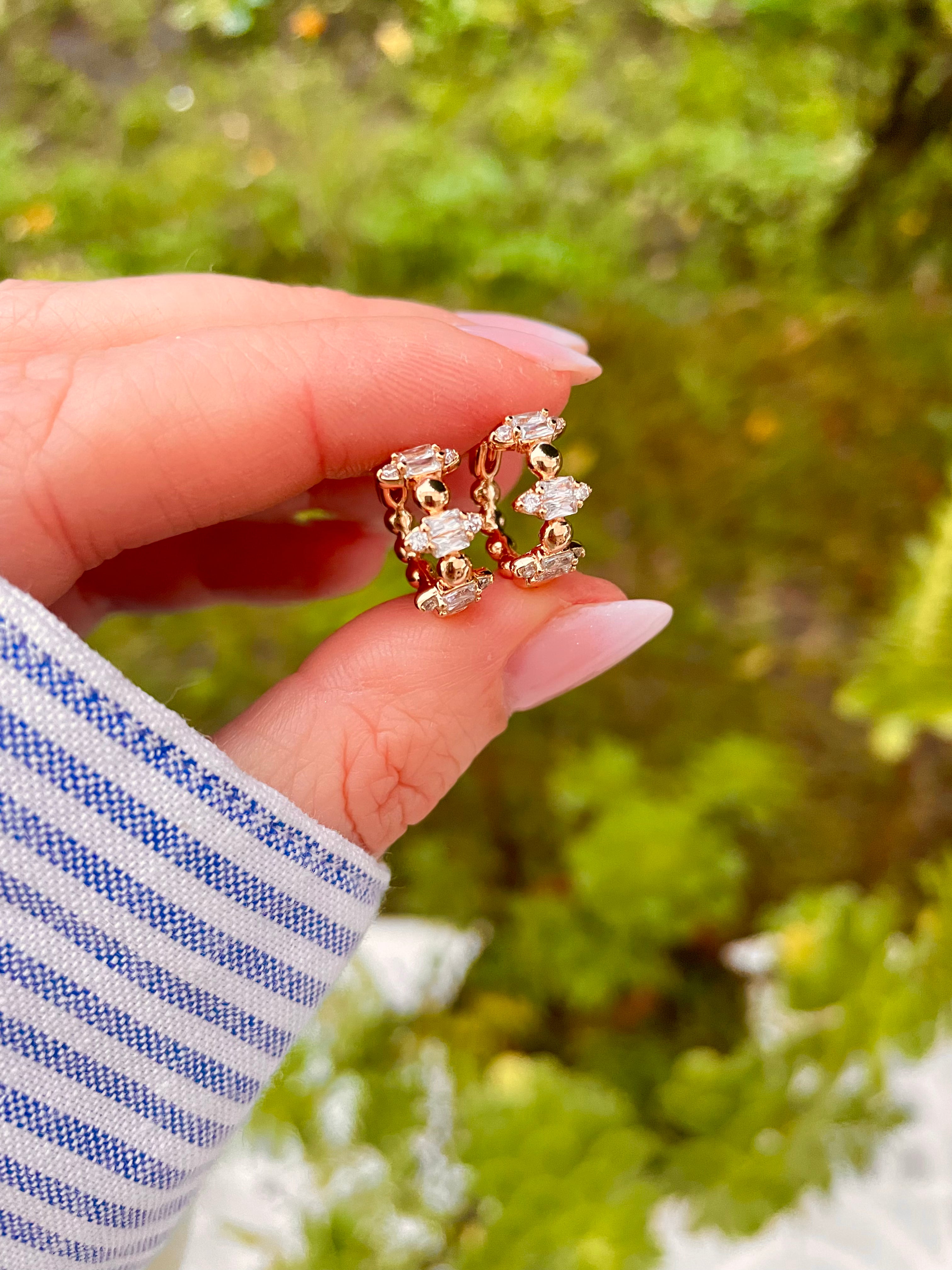 Argolas douradas com brilhos