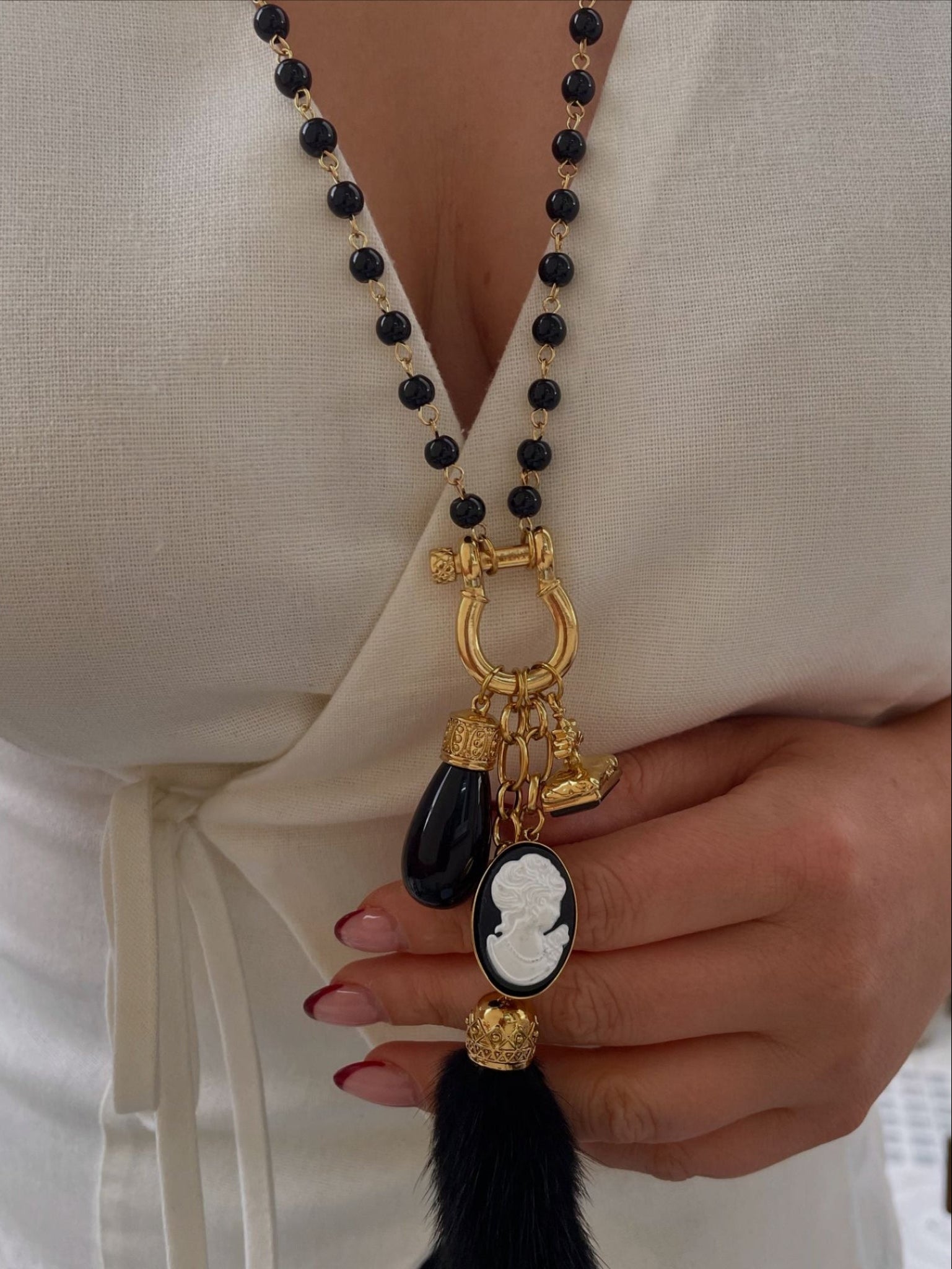 Colar preto e dourado pendentes