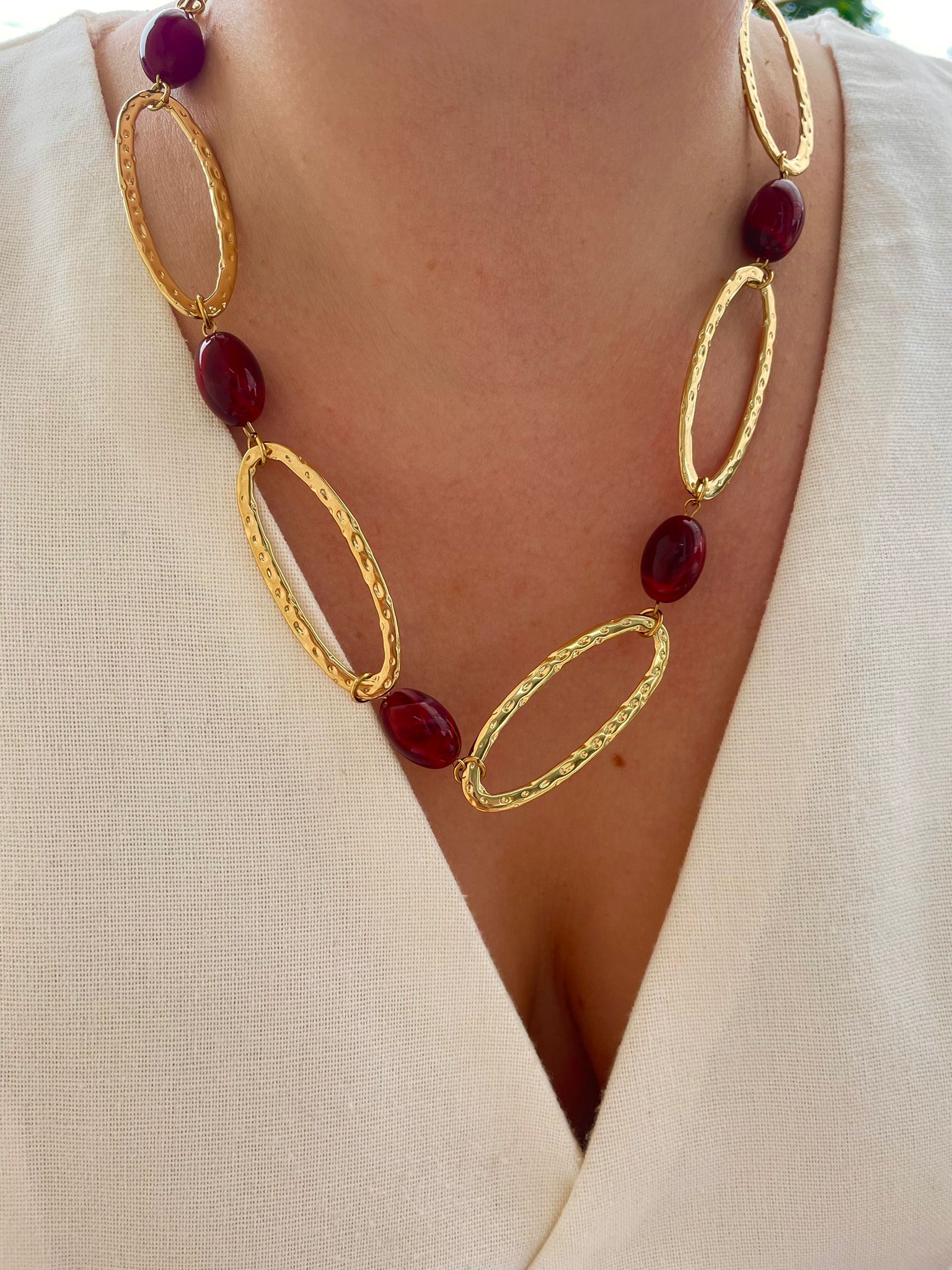 Colar dourado e bordeaux