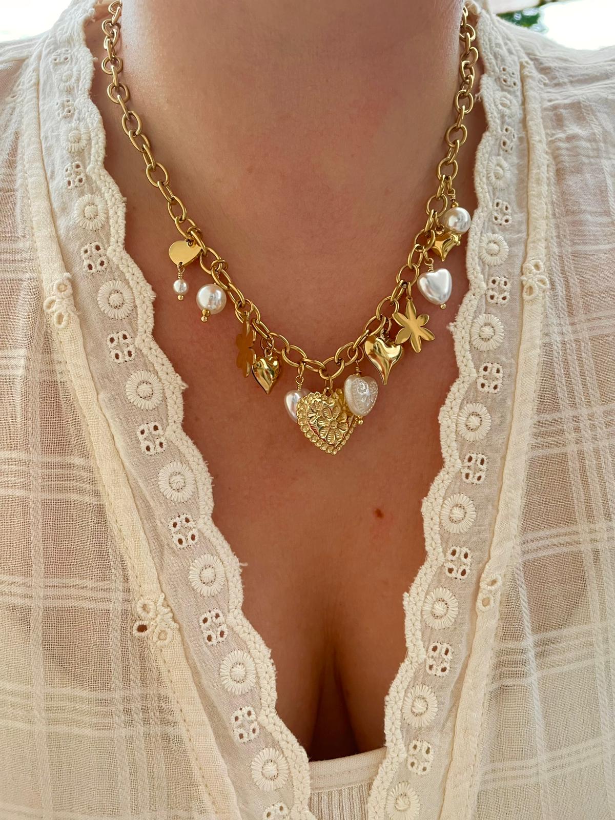 Colar corações e pérolas