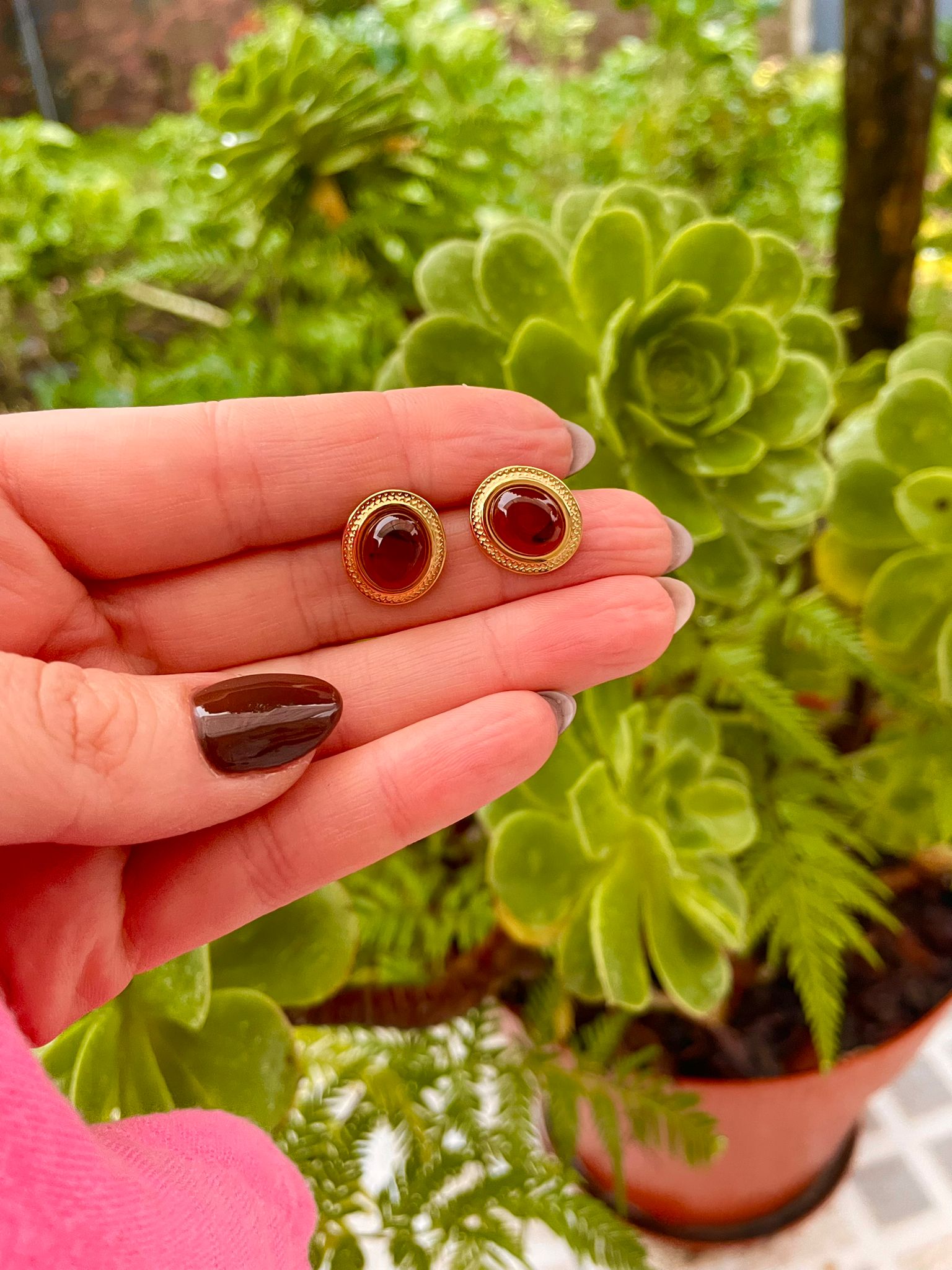 Brinco pequeno pedra castanha