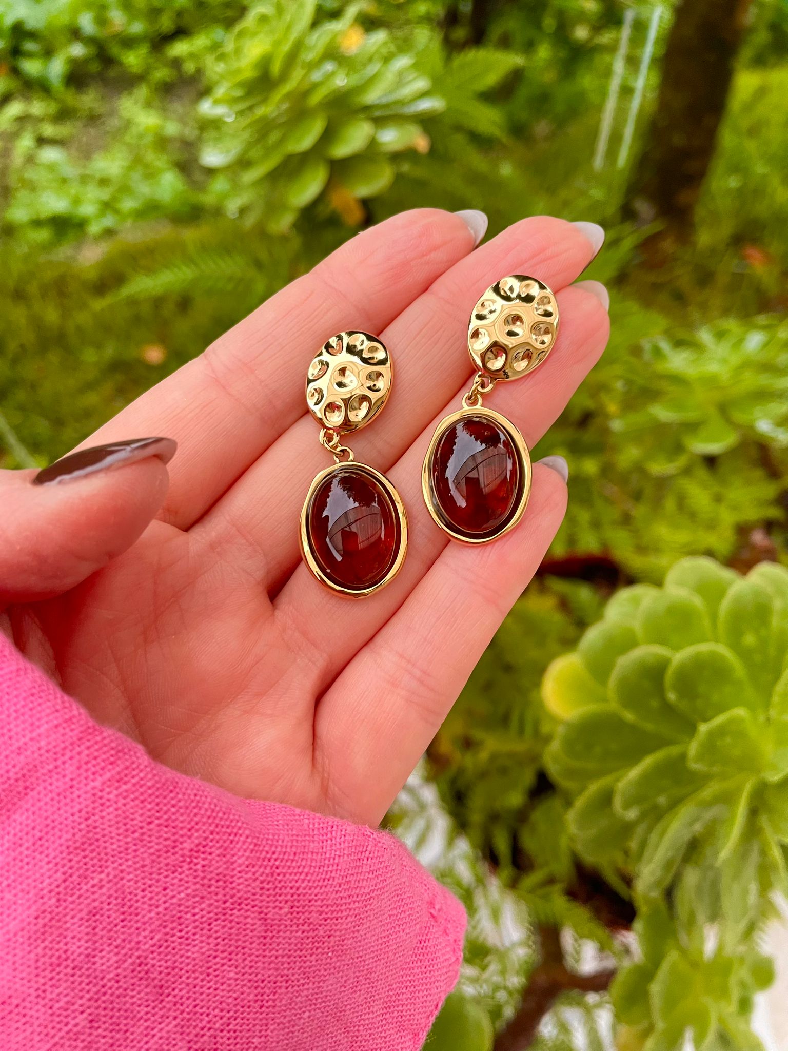 Brinco com pedra castanha