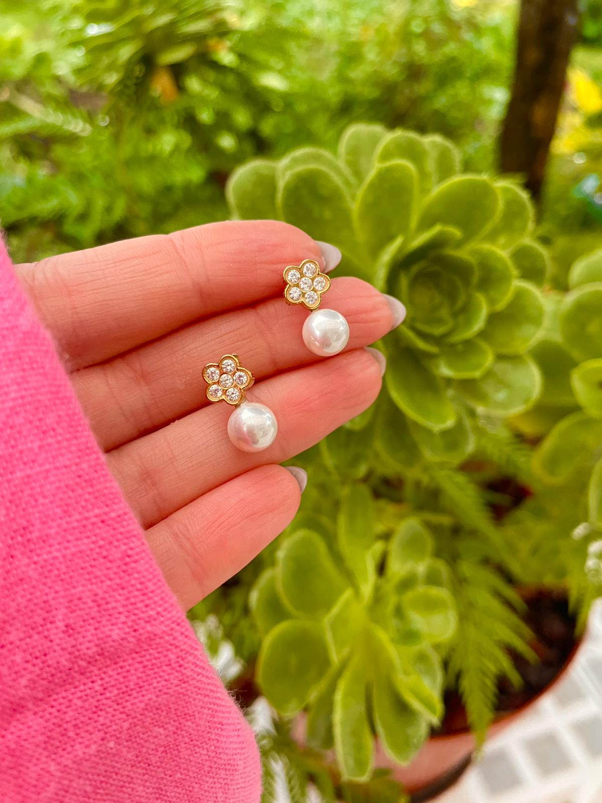 Brinco flor e pérola