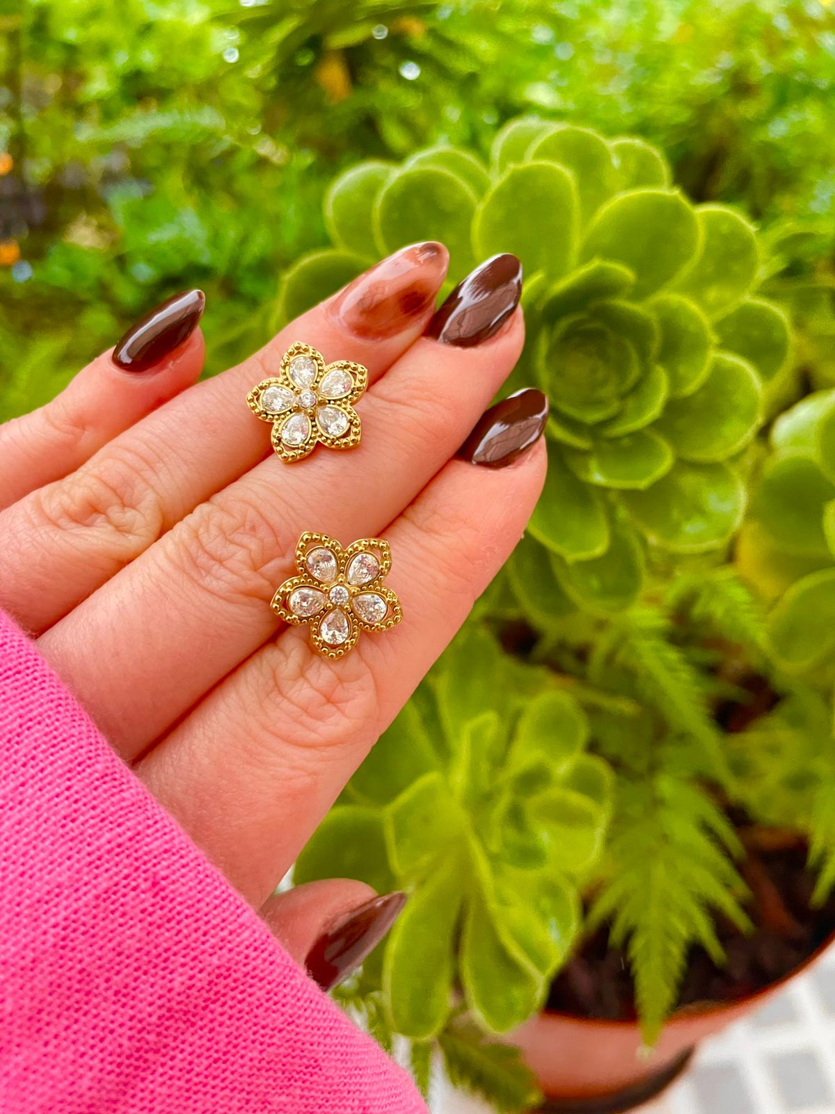 Brinco flor com brilhos