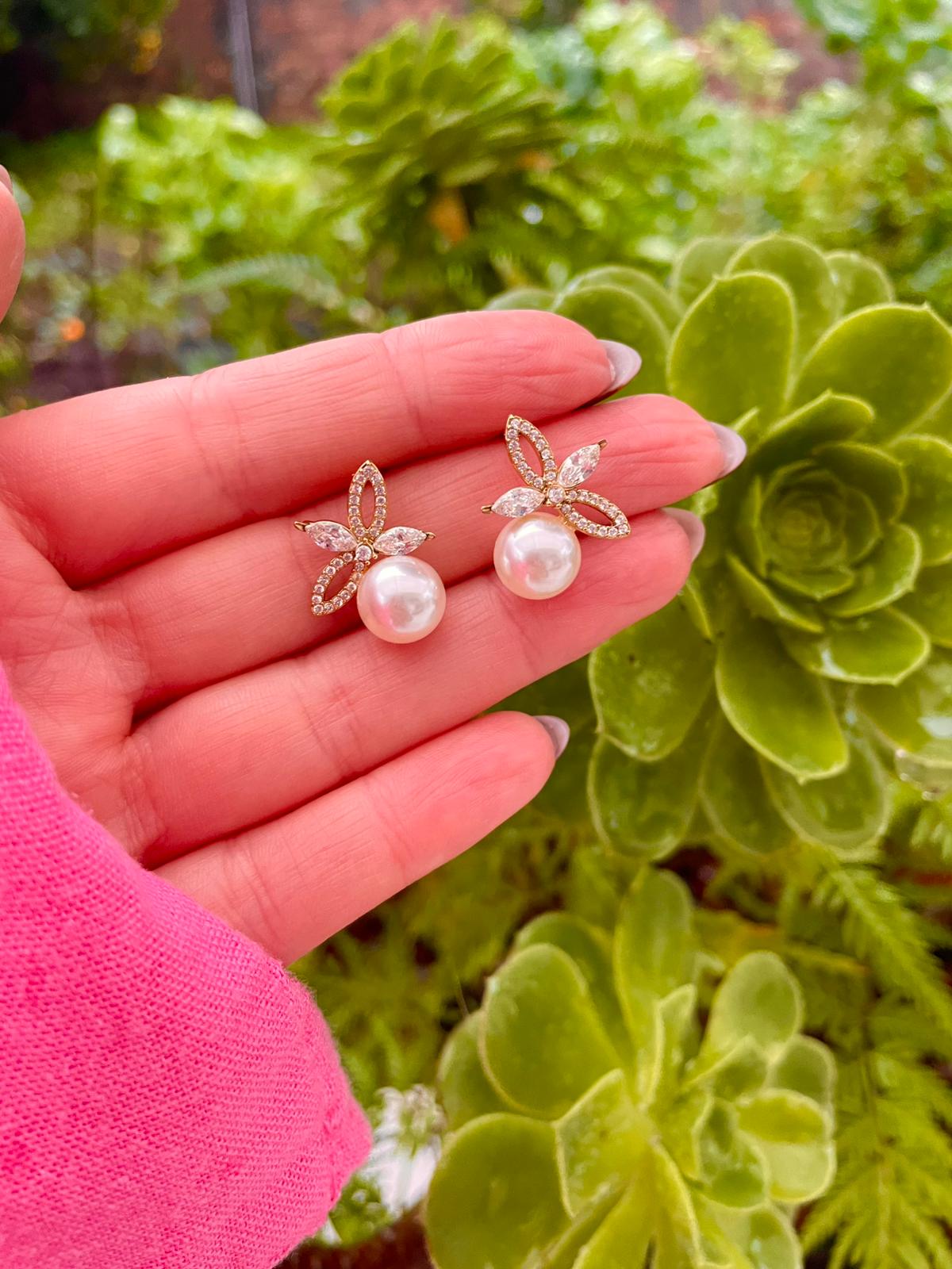 Brinco flor de brilhos e pérola